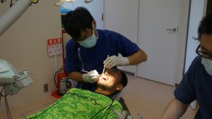 歯科健診をする難波選手